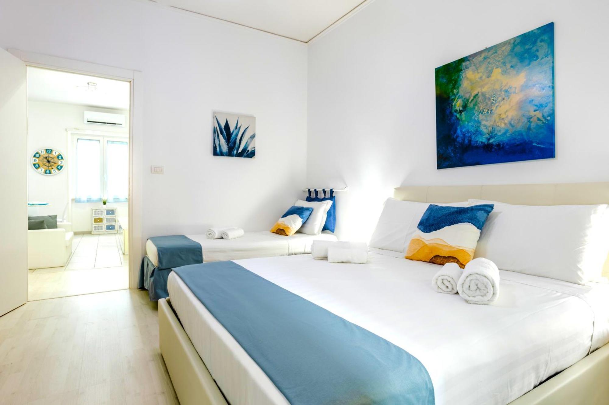 Appartement Hostly - Vittoria House - Near The Center With Private Parking à Naples Extérieur photo