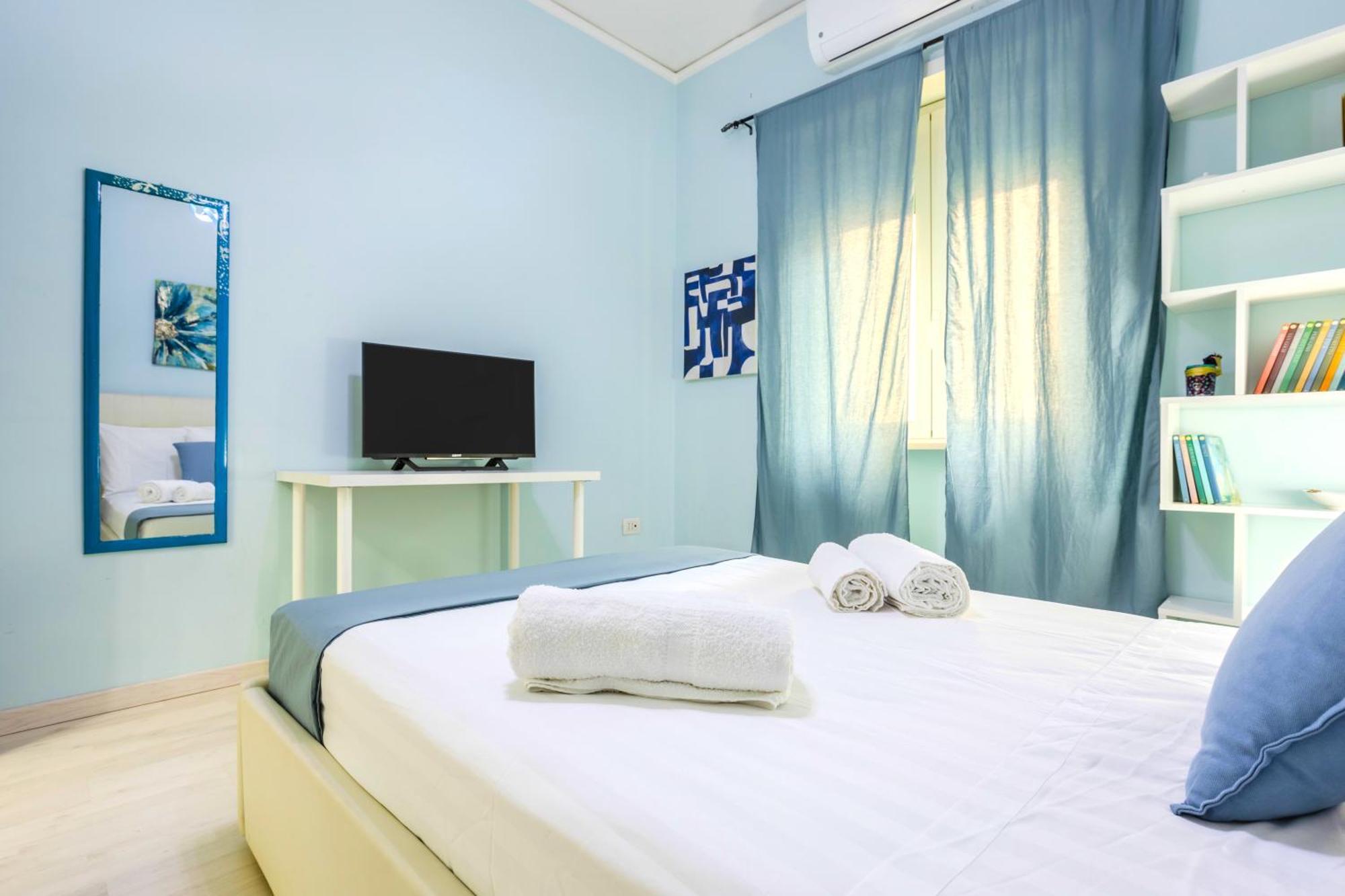 Appartement Hostly - Vittoria House - Near The Center With Private Parking à Naples Extérieur photo